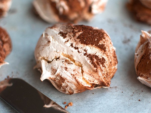 Chocolate-cinnamon swirl meringues