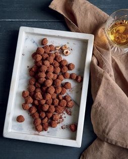 Chocolate-coated caramelised hazelnuts