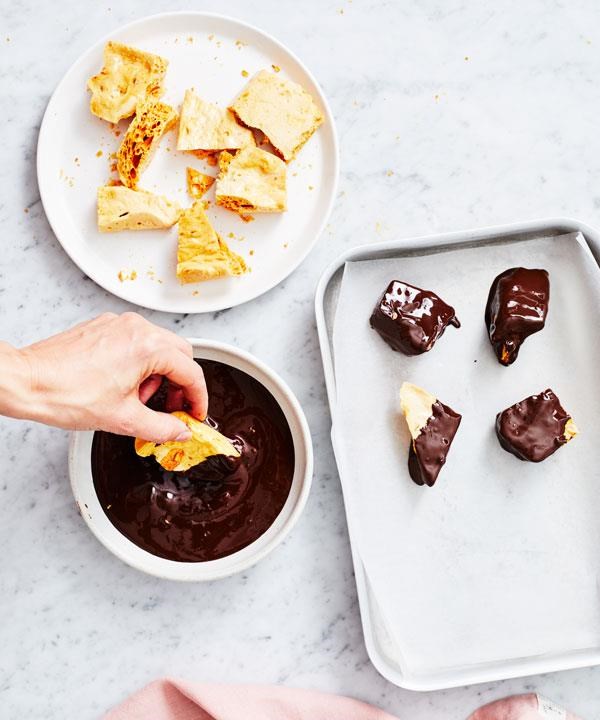 Chocolate-coated honeycomb
