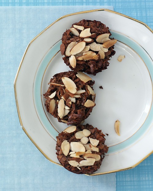 Chocolate-coconut macaroon cups