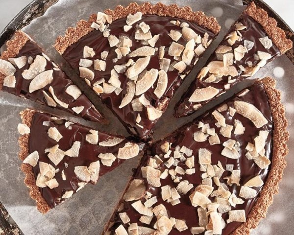 Chocolate-coconut tart with almonds