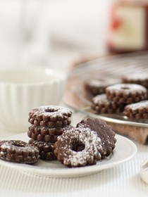 Chocolate cookies with strawberry marmalade