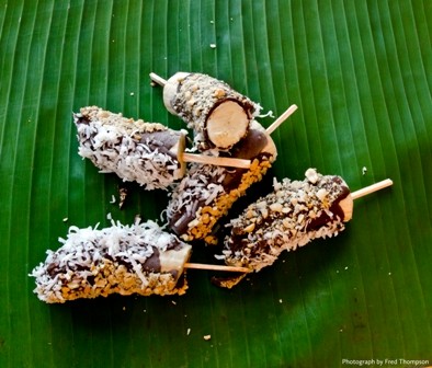 Chocolate-covered bananas (Chocobananos)