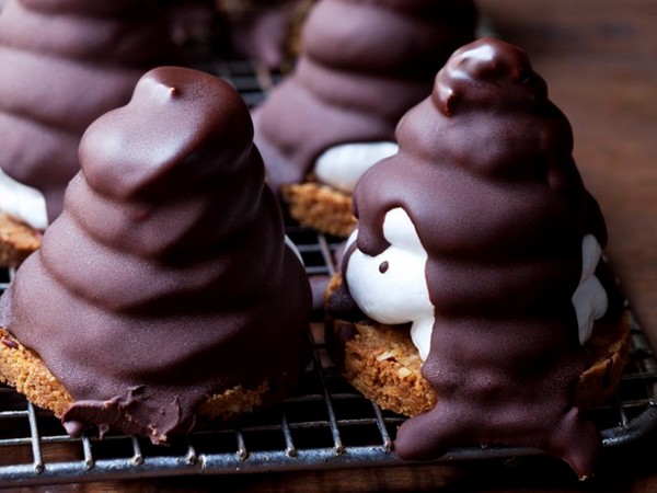 Chocolate-covered cream-topped cookie [Cream-bo] (Bake the Book)