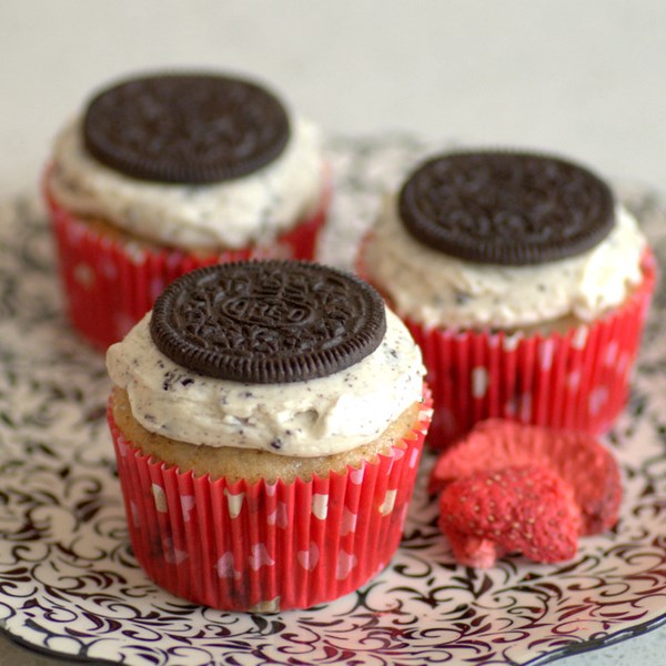 Chocolate-covered strawberry Oreo cupcakes (with cookies n’ cream buttercream)