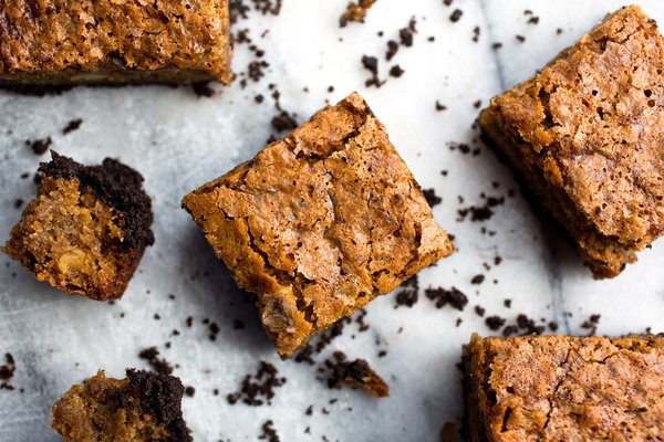 Chocolate-crusted banana blondies