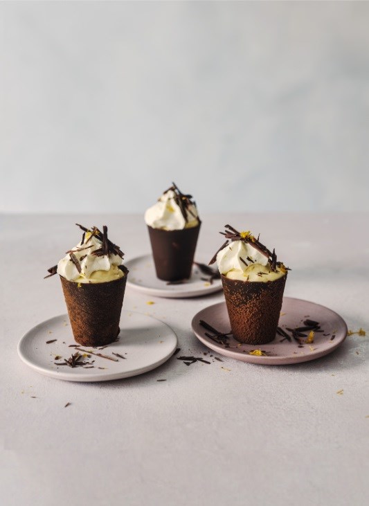 Chocolate cups filled with clementine mousse (Bicchierini con mousse di clementine al cioccolato)