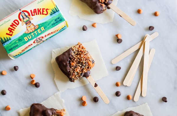  Chocolate-dipped 7-layer cookies on a stick