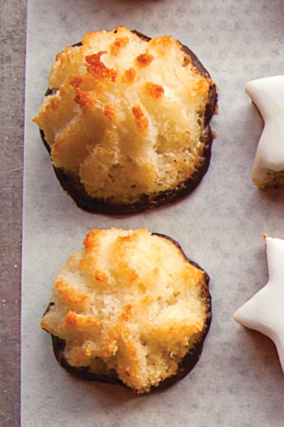 Chocolate-dipped coconut macaroons (Kokosmakronen)