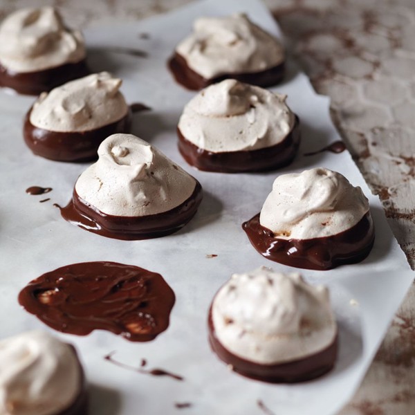 Chocolate-dipped hazelnut meringues (Meringhe alla nocciola)