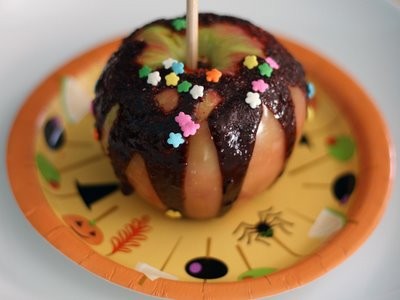 Chocolate drizzled caramel apples