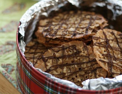 Chocolate-drizzled oatmeal lace cookies