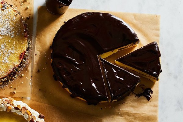 Chocolate éclair sponge cake