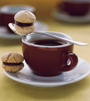 Chocolate-filled hazelnut cookies
