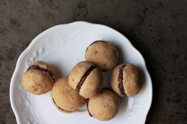Chocolate-filled hazelnut cookies (Baci di dama)