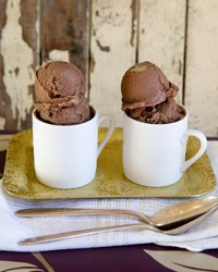 Chocolate frozen yogurt with caramelized bananas