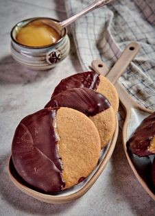 Chocolate ginger snaps with lemon curd
