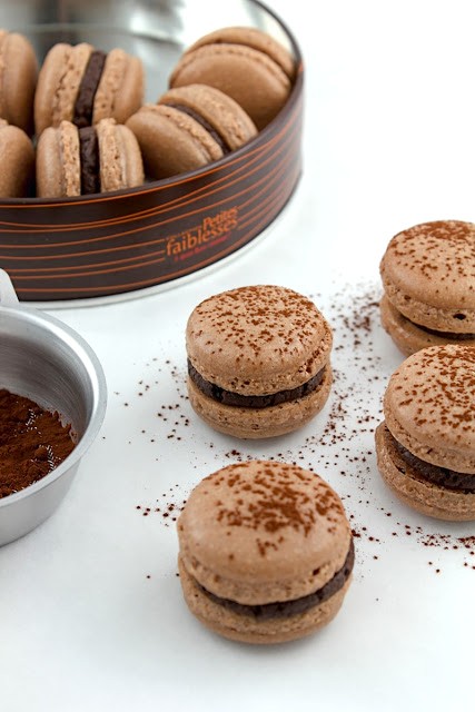 Chocolate gingerbread macarons