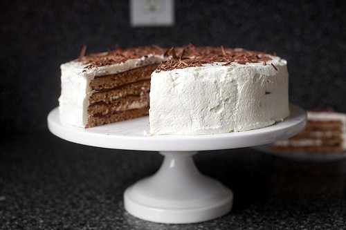 Chocolate-hazelnut macaroon torte