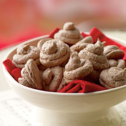 Chocolate-hazelnut meringue kisses