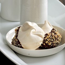 Chocolate-hazelnut meringues