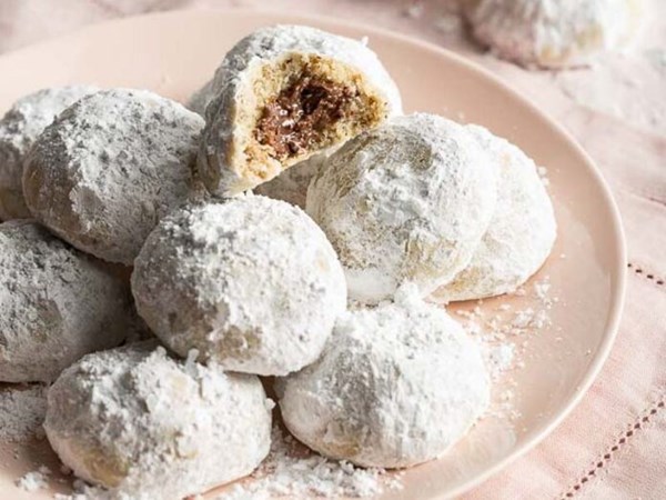 Chocolate hazelnut snowballs
