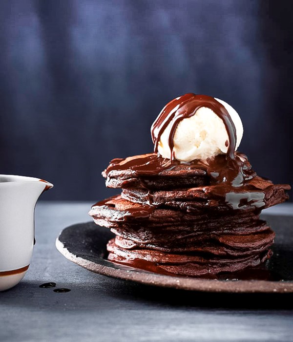 Chocolate hotcakes with fudge sauce