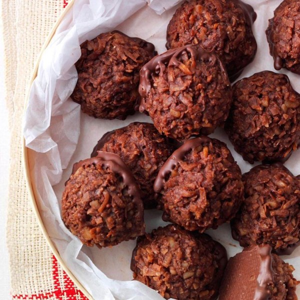 Chocolate macadamia macaroons