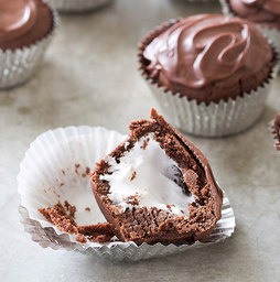 Chocolate 'mallow cookie cups