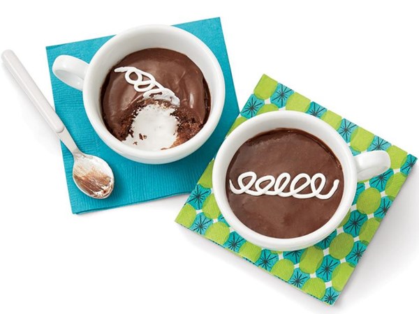 Chocolate-marshmallow mug cake
