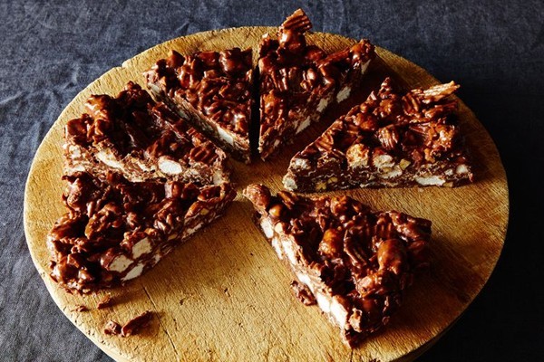 Chocolate marshmallow potato chip bites