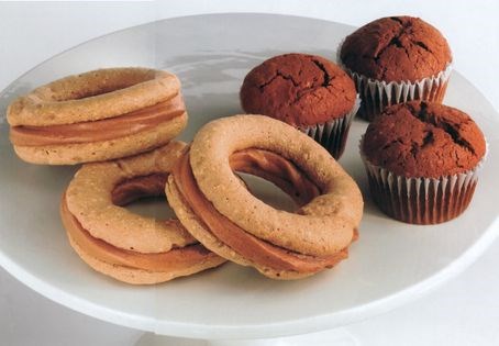 Chocolate meringue ring cakes