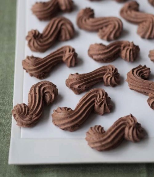 Chocolate meringue "s" cookies