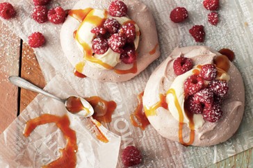 Chocolate meringues with raspberries and caramel sauce
