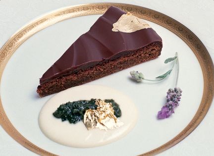 Chocolate-mint torte with a golden touch