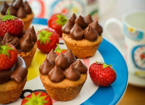 Chocolate mousse and caramel shortbread cups
