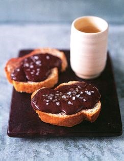 Chocolate, olive oil and rock salt toastie (Pam amb oli i xocolata)