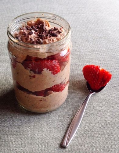 Chocolate overnight oats with strawberries