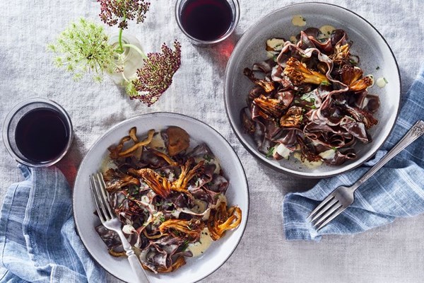 Chocolate pasta with mushrooms and rosemary (Tagliatelle al cioccolato)