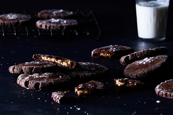Chocolate peanut butter cookies / Magic middles