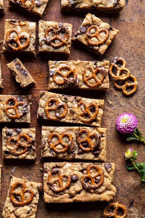 Chocolate peanut butter pretzel blondies