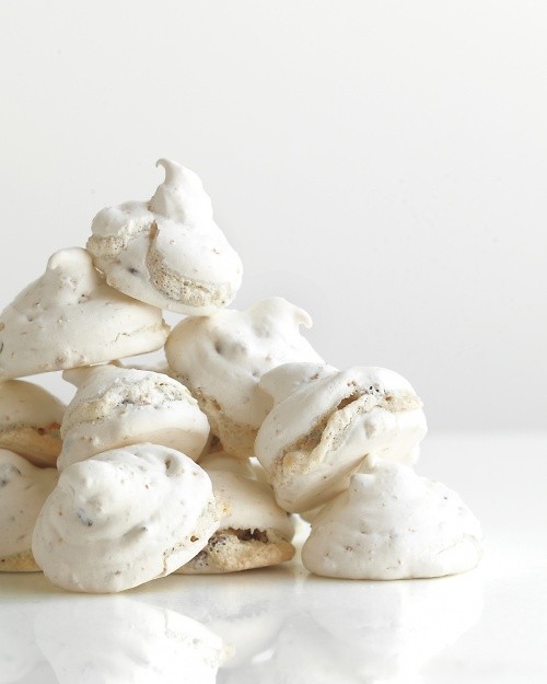 Chocolate-peanut meringue kisses