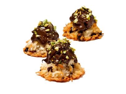 Chocolate-pistachio macaroons