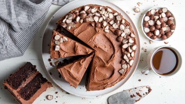 Chocolate pudding cake [silky chocolate frosting]