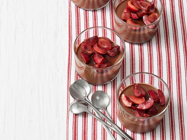 Chocolate pudding with cherries 
