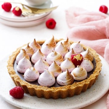 Chocolate raspberry s’mores tart