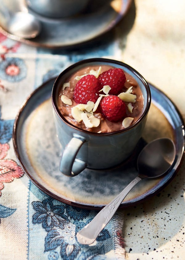 Chocolate rice pots with raspberries, honey and almonds (Risottino al cioccolato, lamponi, miele e mandorle)