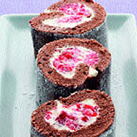 Chocolate roulade with raspberry cream