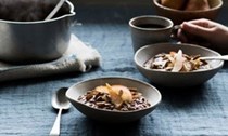 Chocolate rye porridge with quick honey pears