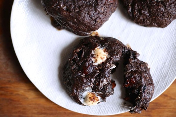 Chocolate s'mores cookies